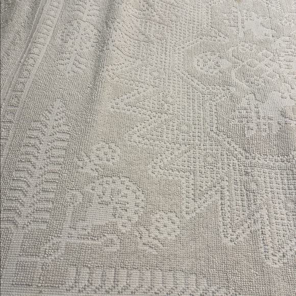 Vintage hobnail bedspread —Queen - Picture 9 of 11